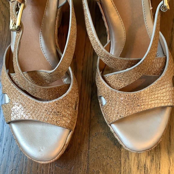 Golden colored platforms - Picture 2 of 8